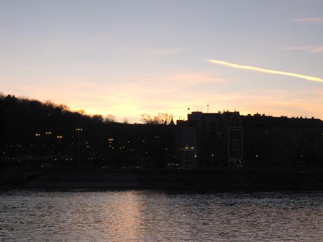 良い感じに日が暮れて…