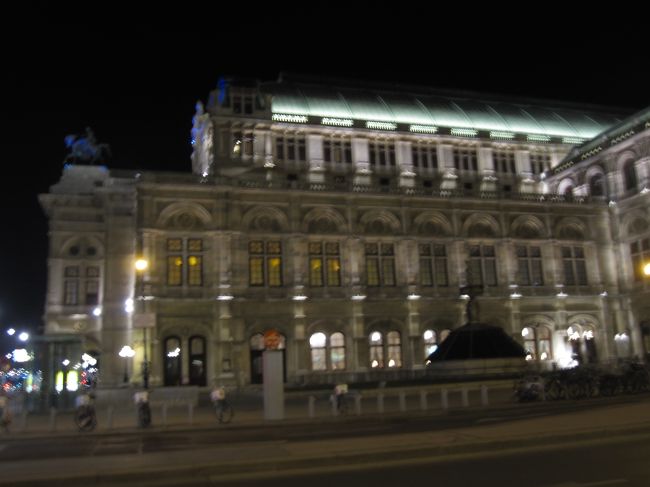 オペラ座です。この後、３度目の正直？ウィーン３度目にして、ザッハーのザッハトルテを食べに行きました。（卒業旅行の方々と盛り上がり、写真を忘れ…スミマセン）