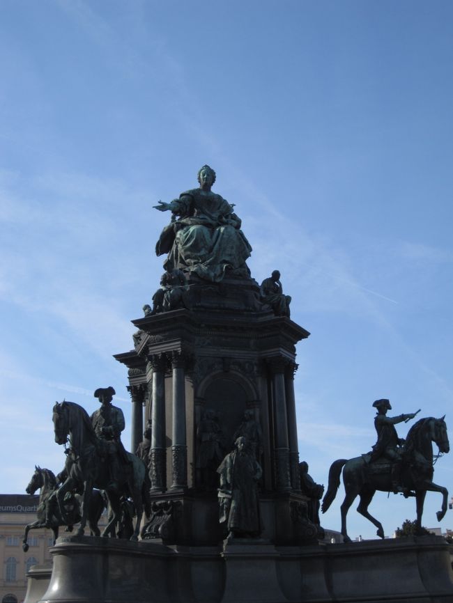 マリア・テレジア像。<br />