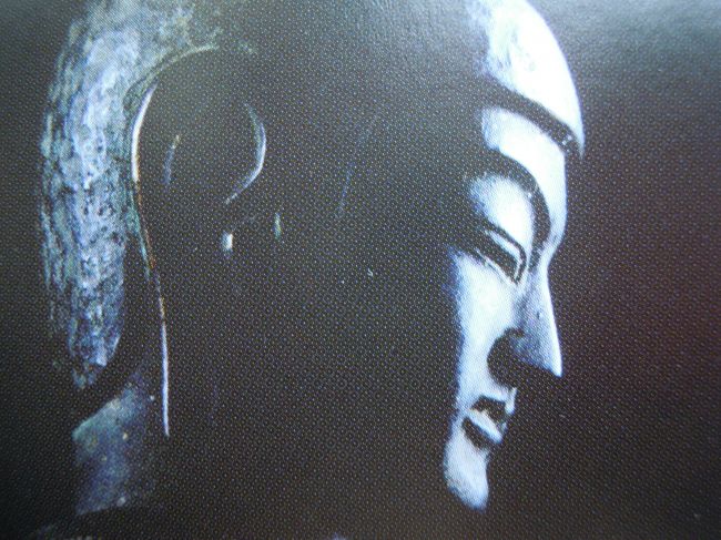 パンフレットから写したので綺麗に撮れていませんが、横顔がとても美しいのです。<br /><br />この阿弥陀様の胎内にはさらに小さな地蔵菩薩、大日如来、十一面観音が収められていて、その胎内仏三尊も拝見することができました。<br />とても小さい仏像ですが、気品のある美しい仏様たちでした。<br /><br />「阿弥陀如来の胎内にいくら小さくても三体どうやって入っていたのかしら」<br />と不思議がった私たちがお寺の方にお聞きしたら<br />「阿弥陀仏の台座の部分に和紙に包まって納められていた」<br />とのこと。<br /><br />