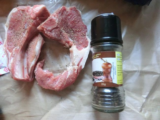 黒コショウで下味を・・・