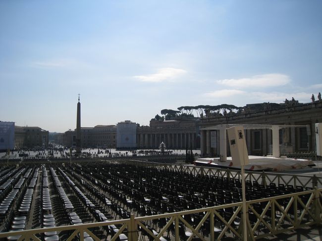 来た事自体に満足したので、展示物は駆け足で見学して、ラファエロの間からショートカットして外へ。何かの式典準備だろうか、広場に椅子がいっぱいならべてあった。予定通り、広場横の郵便局から絵葉書を出した。海外から郵便を出したのは初めてだったが、後日全て無事届いた。