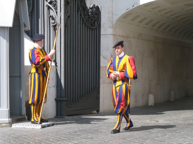カラフルな衣装の衛兵。遠巻きに人だかりが出来ていて、彼らと並んで写真をとろうとして、断れる旅行者がいた。