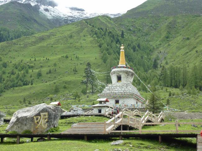 日隆周辺の双橋溝<br /><br />こちらも川沿いの道。公園内を専用バスが行き来しており、それに乗っていくつかのポイントで降り観光する。一番上は標高３８００ｍになるので、息を整えながら歩く。<br /><br />http://blog.livedoor.jp/qz2010il/archives/1352843.html<br />