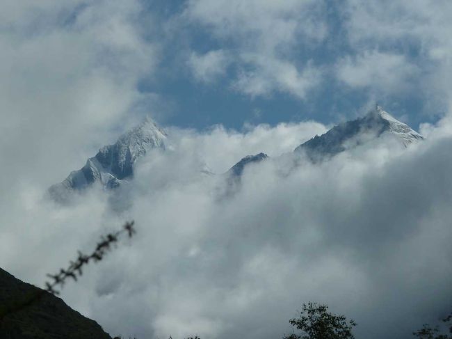 二姑娘山（海抜5276m、写真の右）と三姑娘山（海抜5355m、写真の左） が見えてきます。<br /><br /><br />http://blog.livedoor.jp/qz2010il/archives/1352977.html