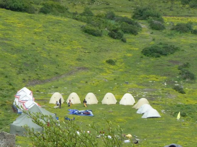 ベースキャンプが見えてきました。ベースキャンプは標高３６００ｍぐらいで、森林限界に近い高度。<br /><br />http://blog.livedoor.jp/qz2010il/archives/1352981.html<br />