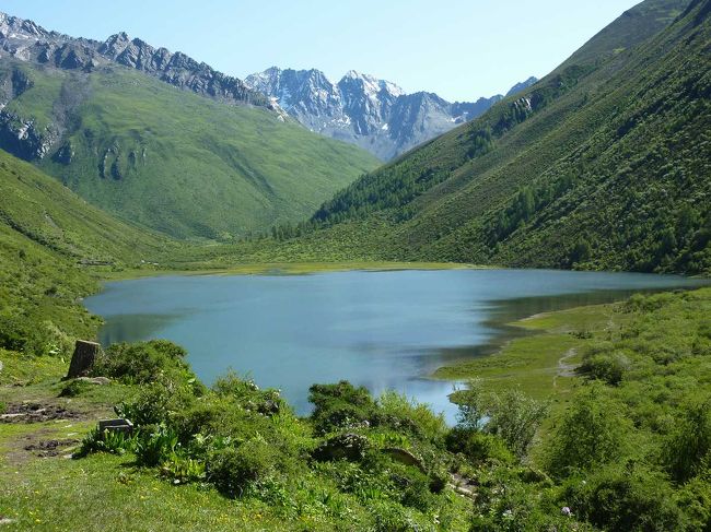 ベースキャンプの近辺で高度順応のハイキング。<br /><br />大海子と呼ばれる池。<br /><br />http://blog.livedoor.jp/qz2010il/archives/1352987.html<br />