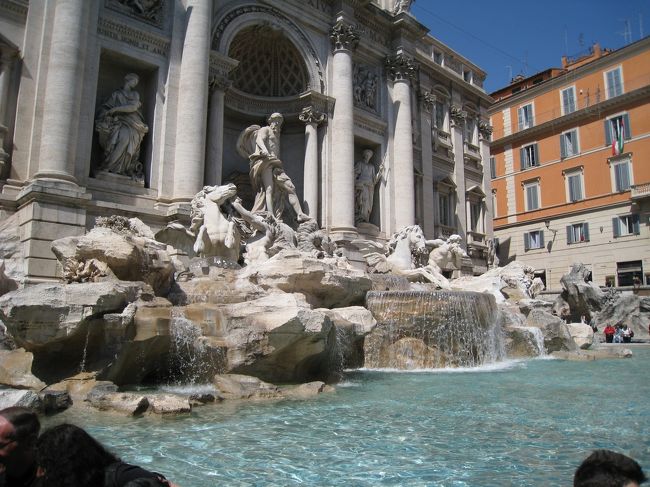 向かって左側で舗装工事中であった。最前列辺りの子供たちをかき分け、泉の縁からコインを投げた。