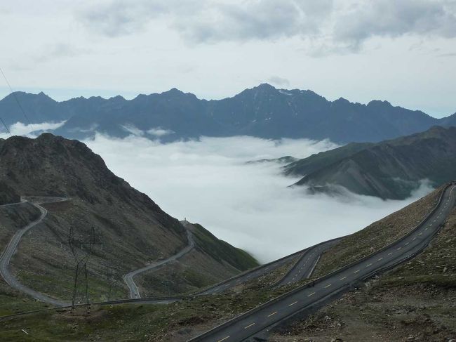 日隆から成都へ四駆に分乗して戻ります。<br />標高４２００ｍの峠を越えると、きれいな雲海が。<br /><br />http://blog.livedoor.jp/qz2010il/archives/1353400.html<br />