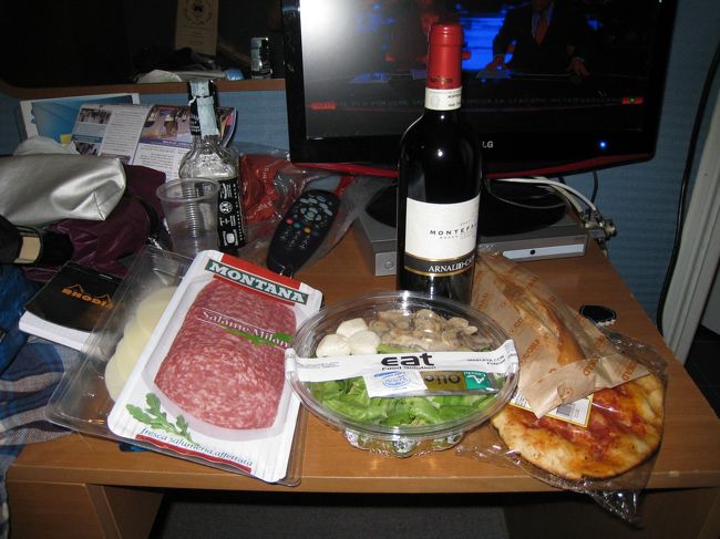 ネットで見つけたレストランが、ホテルのすぐ近くにある事を、下見をして分かっていながら、呑みながら起きている自信がなく、駅ナカのスーパーで買出ししてホテルの部屋に持込み。小さなベッドでゴロゴロしながら、完食。翌日のチェックアウトまで、寝続けた。