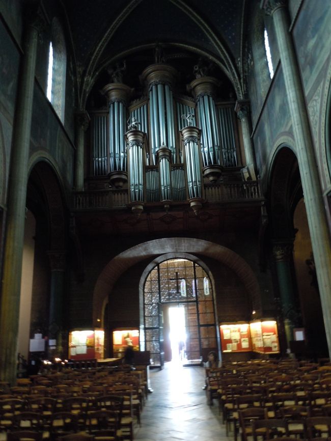 パリ最古の教会<br />この教会は、のだめに出てきた教会です。<br />中に入るとうす暗く、でも歴史の重みが感じられ、余韻に浸っていました。