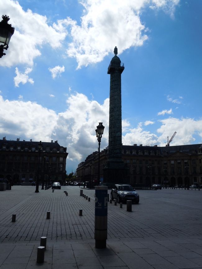 いったんホテルに荷物をあずけ、目指すは凱旋門へ。<br />ヴァンドーム広場を抜けて行きます。