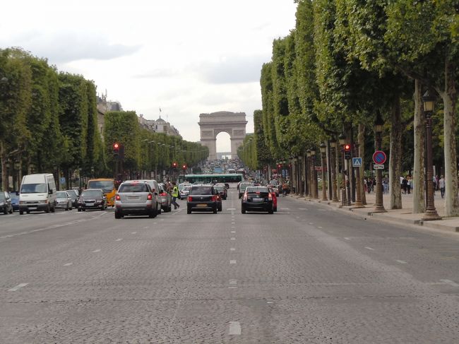 オーシャンゼリゼ〜！<br />コンコルド広場から鼻歌歌いながら歩きます。