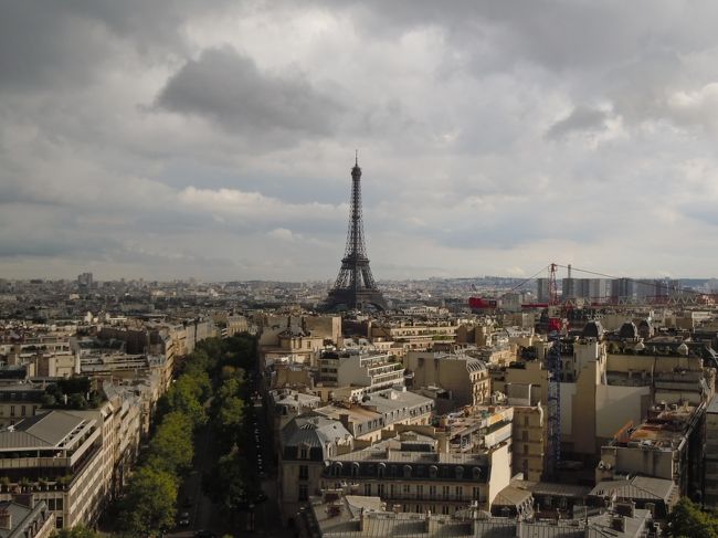 凱旋門に登って、見えましたエッフェル塔！！