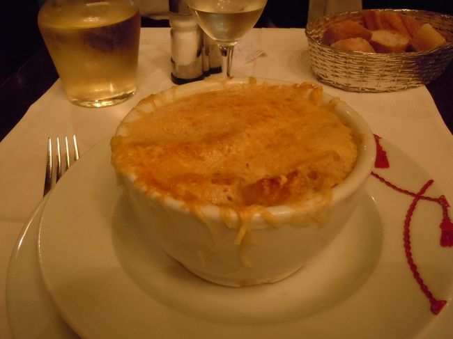 今宵の夕食は、オペラにあるガイドブックにものっているお店、とっても素敵なお店です。アールデコ調かしら？<br />メニューから選択したのは、パリ食リストのオニオンスープ！<br />ちょっとぬるめですが、チーズがおいしーーーー！