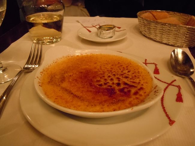 デザートは、パリ食リストのクレームブリュレを選択。<br />美味です。<br />一人で食事だと、レストランは入りっずらいでしょう？と言われますが、私はへっちゃらです。ここでは、隣のおじさんと話が弾みました。片言の英語でどう弾むかと言われても困りますが、言っていることは適当に解釈をして、単語で返してと。<br />どう見ても５０歳ぐらいのイギリス紳士と３０代の韓国美女のカップル。<br />おじさんなかなかやるねー！と心で突っ込みを入れながら、楽しい時間が過ぎました。ｓｅｅ　ｙｏｕ！　別れ際に言ってみたが、こんなんで合ってる？<br />