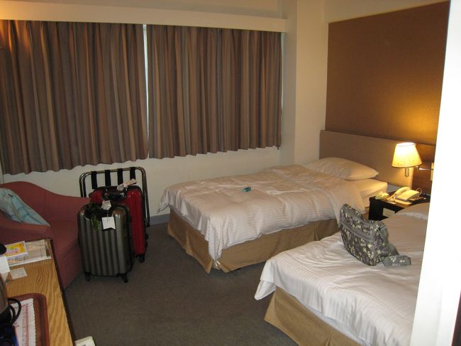 ホテルは新仕界飯店（ニューワールドホテル）。西門にも近く便利な場所にありますが、まず入り口に階段がありスーツケースを持って上るのがちょっと大変。窓にはレースのカーテンはなく、すぐ隣は建物が建っているので窓は開けられませんでした。冷蔵庫、セーフティボックスもあり狭いですが寝るだけですし掃除は行き届いていました。