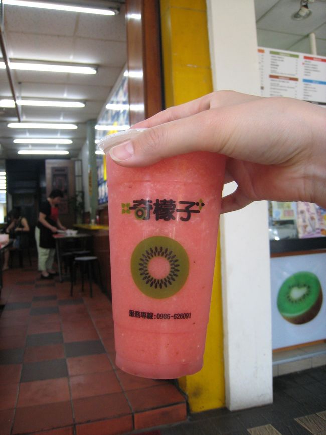 スイカジュース大好きです。あちこちで売っていますが、どこで買ってもおいしい(*^_^*)台湾にいる間、何度も飲みます。