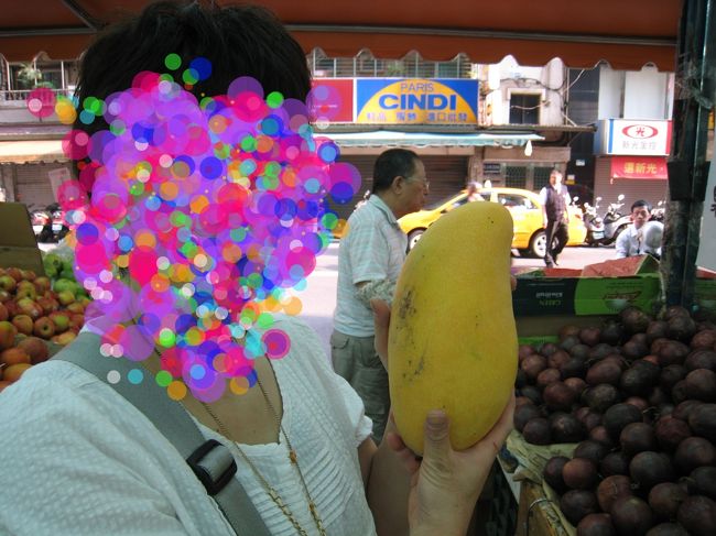 蜜世界　怪しい名前のお店ですが２４時間やっている果物屋さんです。龍江路にある一角がなんとフルーツ屋だらけ。旅行中に食べるフルーツの買い出しに！