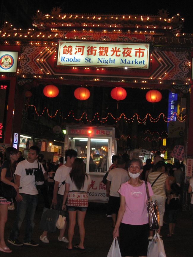 この夜市でお土産のDVDを買います。