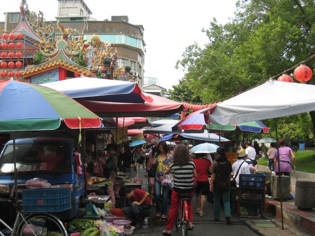 雙連の朝市　台湾の人たちは朝早くから夜遅くまで元気です。いつ寝ているのかな。