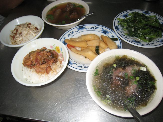 う〜んあまり好きじゃないかも...手前の海藻入りのスープはおいしかった。残してしまってお店の方、ごめんなさい。