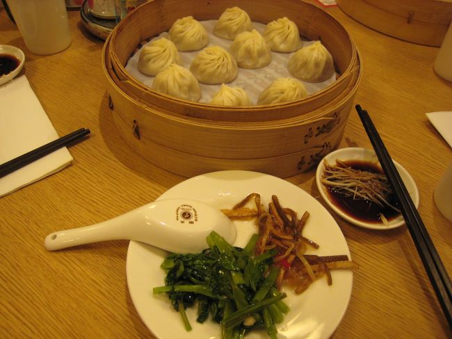 ３時間のエステ終了後再び食べる。(~_~メ)　鼎泰豊(本店)へ。う〜んおいしい！空芯菜の炒め物、チャーハンと完璧。日本じゃこのお店に高くて入れませんが台北なら気にせずOKです。