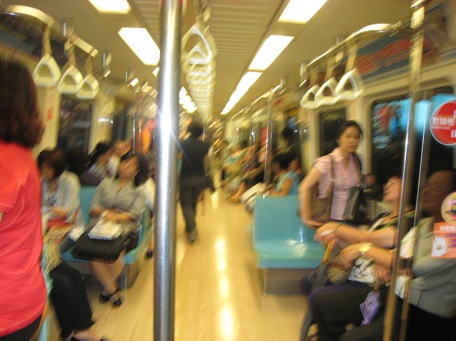 帰りは電車で。タクシーも安いけど、電車はさらに安い、悠遊カード（パスモみたいなもの）が便利でした。台湾観光協会でキャンペーンをやっていてもらえます。http://www.go-taiwan.net/index.php<br />駅は色分けされていてとてもわかりやすいです。ちなみにエスカレーターでは右側に立ていました。左側は急いでいる人のために空けることが多いようです。 <br />