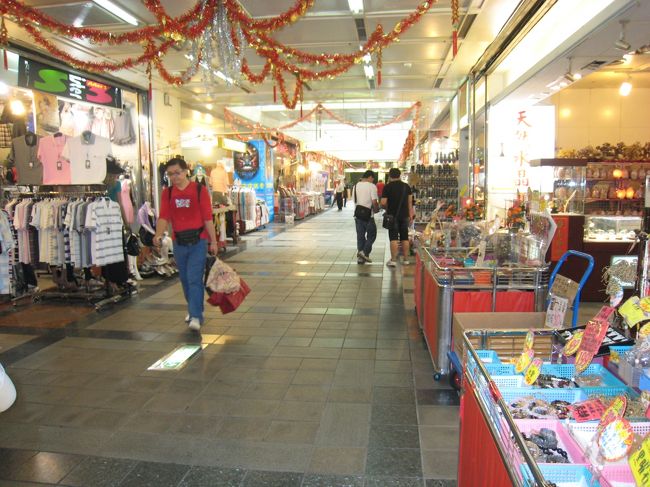 龍山寺駅の地下街です。広い広場でお年寄りが集まってカラオケをしていました。<br />