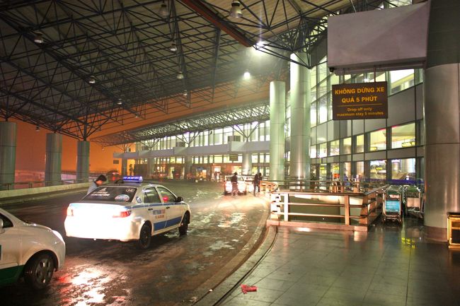 早朝ゲストハウスでタクシー呼んでもらって、ノイバイ空港へ。<br />雨が降っていたため、途中、菅笠をかぶった人達が市場でたくさんいたのが、すごくベトナムっぽくって感動した。
