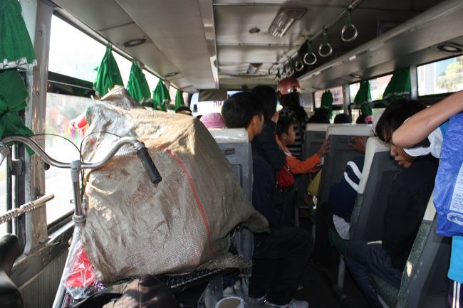 ローカルバスに乗り込む。<br />チケット売りのおばさんは、強気すぎて全く値下げ交渉聞かず。<br />まー外人価格ってことでしょう。