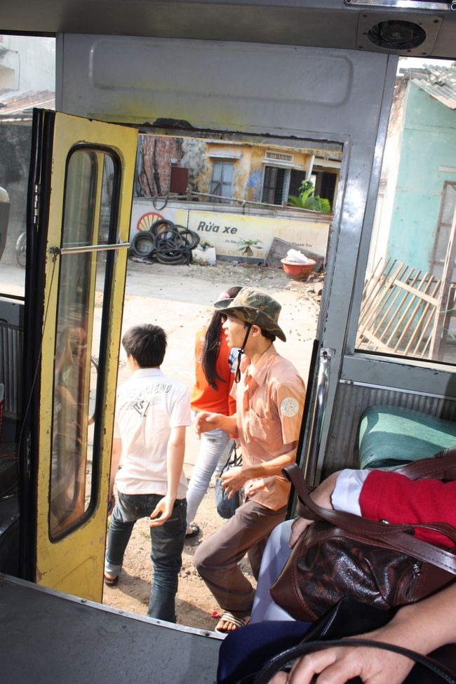 このオニイサンがお客さんを拾い上げてた<br /><br />鬼スピードでホイアンまで