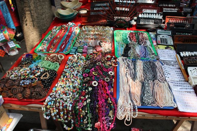 さっきの橋を左に曲がるとホイアンマーケット