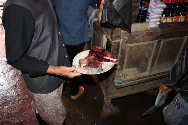 切り売り。この状態で観光客バリバリの僕にも売りつけてくる