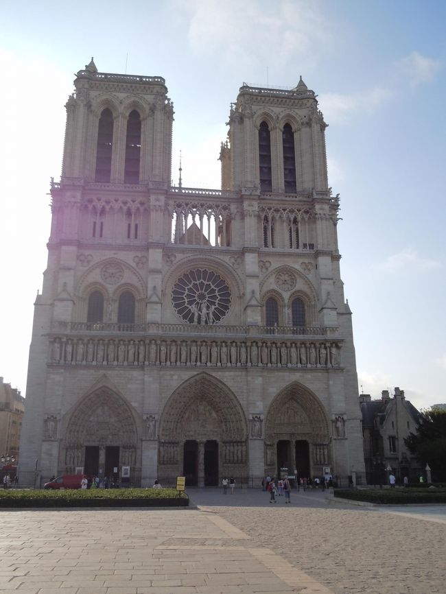 ４日目のスタート<br />オペラからバスにのり、ルーブルを通りシテ島へ。<br />パリに来るまでは、バスに乗ることは考えていなかったのに、パリのバスは観光客に優しいです。<br />バス停を見るとルートとＮＯでわかります。すごいと思ったのは、あと何分で到着しますと、電光掲示板でわかるのです。<br />東京でバスで移動して観光するなんて、日本人でもやってませんから。<br />パリは、すごいです。<br />