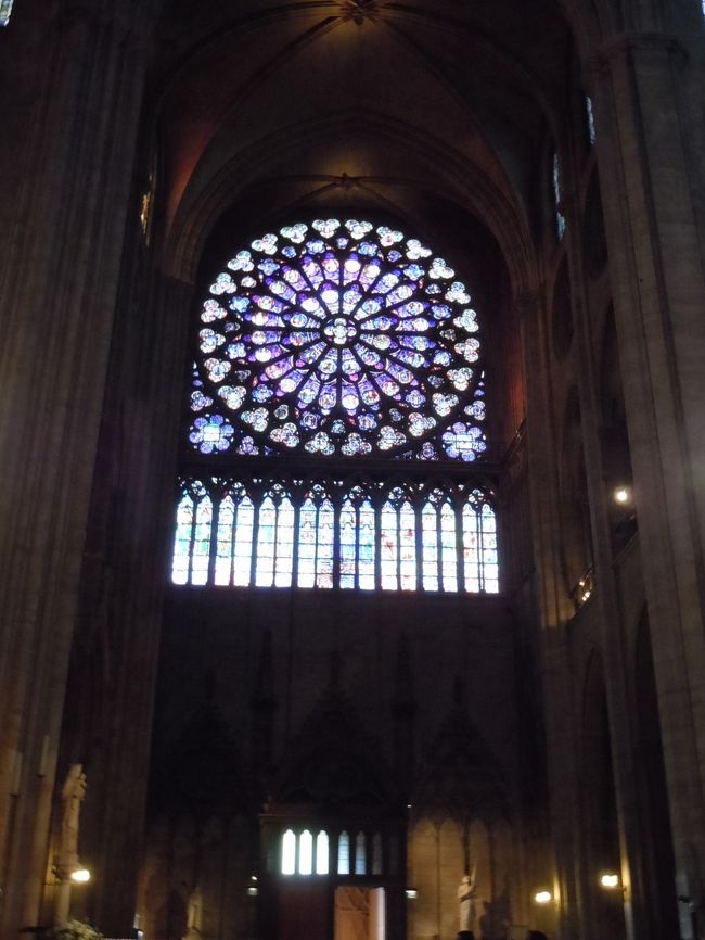 あまりにも有名な大きなバラ窓<br />ノートルダムは、壮大な歴史の重みと神聖さ、美しいステンドグラスは明るい未来が感じられました。