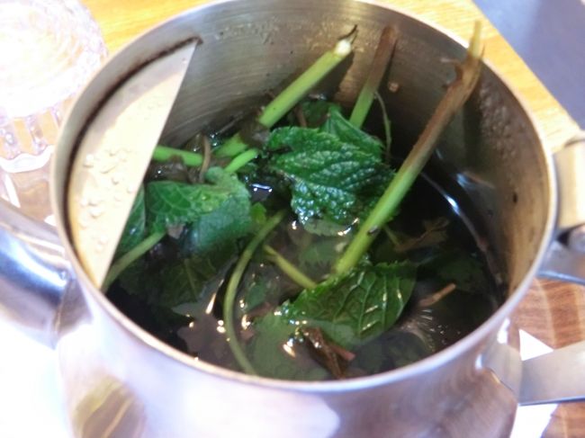 ポットの中は・こんな葉っぱが・・・甘くて美味しかったです・・・<br /><br />後で気づいたのですが・・・多くの方がガラスコップに入った此れを飲んでいました・・・