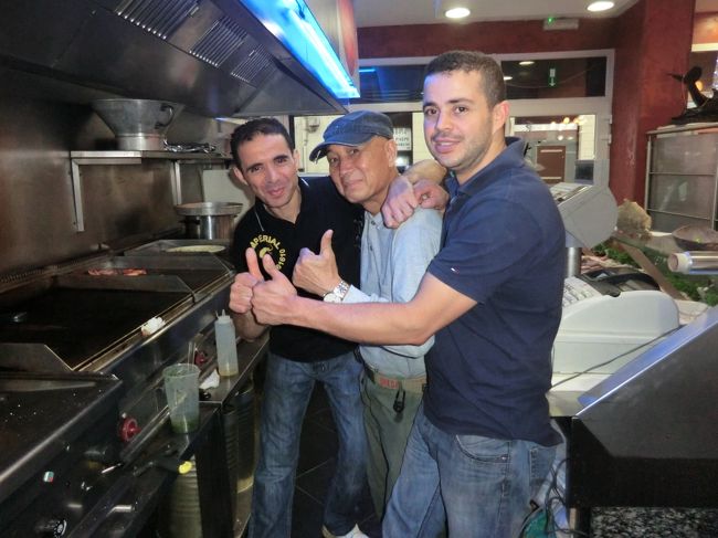 嬉しくて・・・記念写真です・・・タダはありがたいです・・・毎日タダだと良いのだけど・・・<br /><br />翌日日本からのお土産を持っていくと、凄い人でした、満員で中に入れない状態です・・・<br /><br />黙っておいて帰りました・・・<br /><br />いやな事が有ったり、こんな日も有ったり・・・だから旅行は最高です。<br /><br />元気倍増・気ままな暮らしの、のんきな、shima77サンでした・・・