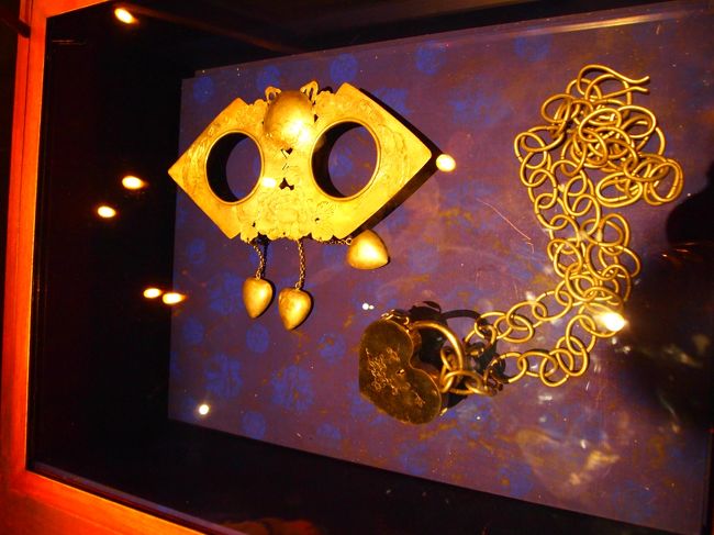 装飾品は前提的にハデ。