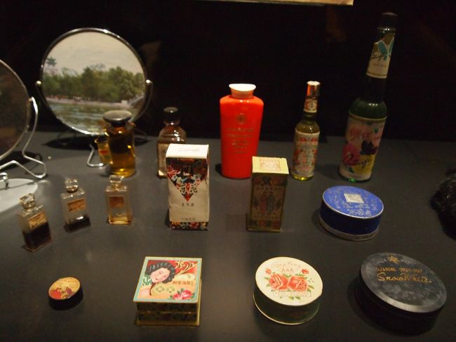 違う部屋へいきまして、これは数十年前のシンガポールの化粧品。<br />日本の昭和っぽさと通じるものを感じますね…