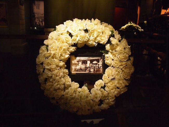 かなりボリュームがあるので、ゆっくり回ると普通に2〜3時間はかかります…。<br />まぁ、なんとなく予感はしてましたが、案の定第二次世界大戦の展示は日本人としてはなかなか鬱になる展示でした…（※この写真は関係ないです）<br /><br />まぁ、自分や今の時代の日本人がしたことではないとはいえ、色々と考えさせられるものがあります…。自国の博物館で見たり、説明を聞いたりするのとは受ける衝撃が違うというか…。（ものすごく悪く書かれているとかそういうのでは無いんですが）<br /><br />一人色々と考えつつ見ていると、案内してくれてたシンガポール人の姉妹は『見てみて！シンガポールに昔神社あったみたいだよ！』『えー！？あ、本当だ…！ここどこだろうー？？』<br />…戦争のことを心に留めておくのは大事だと思うけど、それを受けてそんなに考え込むことではないのかもと思った瞬間でした（笑