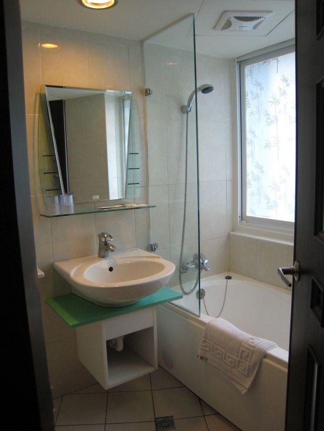 バスルームに窓があって明るい。<br />アメニティは最低限の物しかなく、歯ブラシはありません。