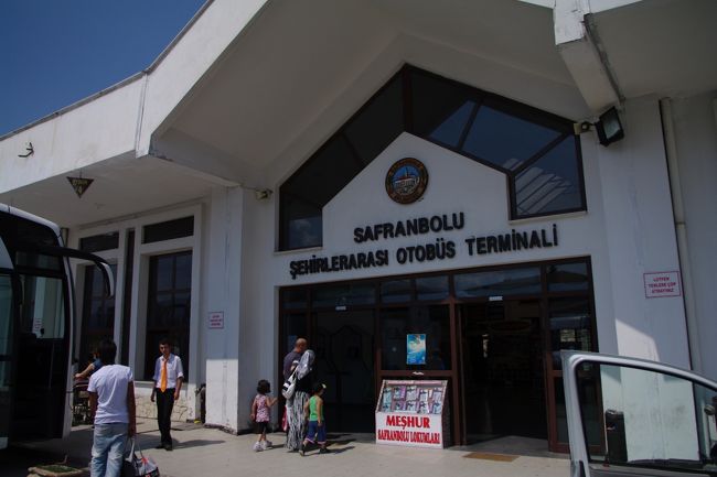 バスターミナル<br /><br />サフランボルから、Amasraに行く人もいました。ガイドブックには載ってませんでしたが、地図で見ると黒海に面した街っぽく、夏にはよさそうです。<br /><br />ベルギー人に「なんであなたはAmasraに行かないの？」って言われましたけど、帰国する飛行機決まってますからね・・・逃亡したくなるような事、言わないでくださいって感じです。