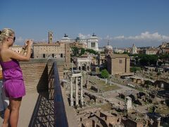 【Foro Romano】
フォロ・ロマーノ
フォロとは広場（英語のフォーラムの語源）、すなわちローマ市民の広場を意味する場所で、紀元前６世紀頃から、ローマが実質的に都としての地位を失う３世紀末頃まで、古代ローマの中心部として数々の歴史を刻んできた場所です。