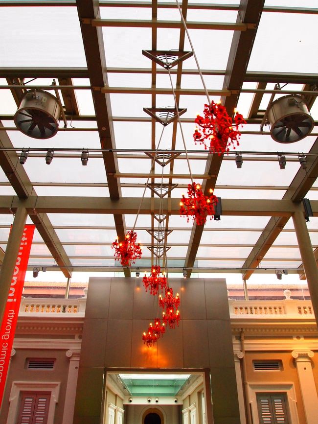 博物館の中の通路。<br />赤いオブジェがゆ〜らゆら。