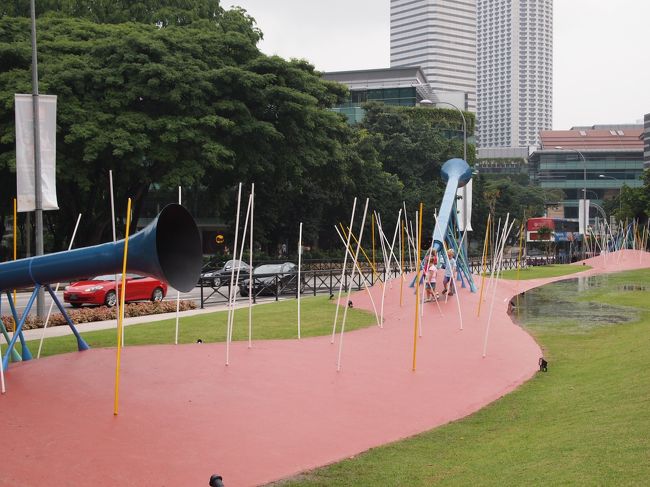 博物館の前には釘のオブジェが。子供たちがキャッキャいいながら遊んでました。<br />…と、そうこうしているうちにまた雨…。<br /><br />この後アイオン・オーチャードへ行き、TWGティーでアフタヌーンティーをしました（＾＾<br />写真は…何かカメラ出せる雰囲気じゃなくて撮れず…残念…！！<br /><br />行った日は土曜の昼過ぎということもあって、すごく混んでました…orz　1時間弱待ったんじゃなかろうか…。<br /><br />余りこまない平日か、待っても体力のある旅行全般に組み込むことをオススメします（笑