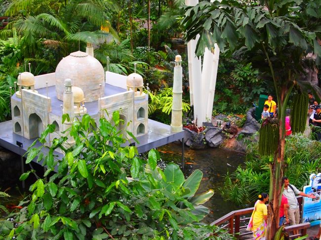 シンガポールフライヤーの足元（？）にはタージマハル（笑<br />この時の企画もの（？）が、世界各国の有名な建物のミニュチュアを敷地内に展示…みたいな感じでした。<br />インド人観光客が『見て！タージマハルあるよ！！』『本当だ！！写真撮ろうぜ！！』（※会話予想）等と言いながら写真撮ってました。<br />何かそれが面白くて、その写真撮ってる姿を写真撮りました（笑