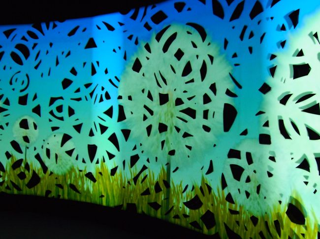 シンガポールフライヤーに載ります！<br /><br />最初の部屋？は大きなスクリーンに色々な映像が映し出されてました。