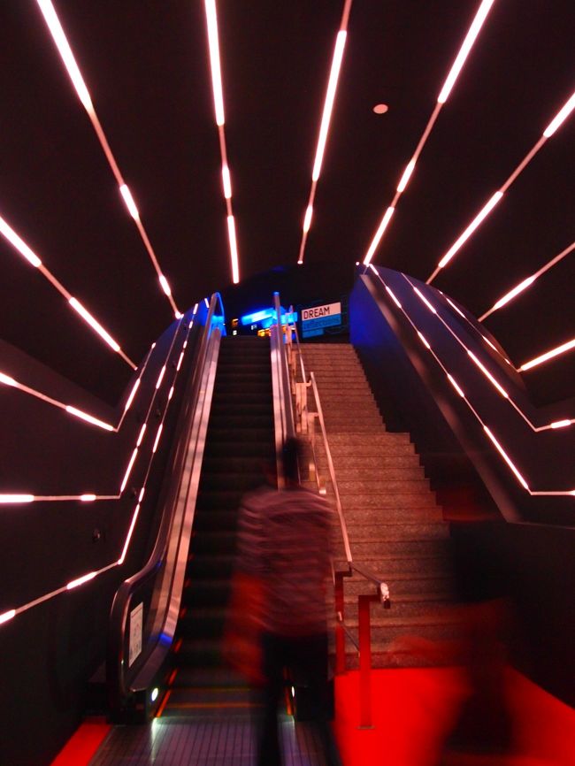 近未来的なエスカレーターを進み…