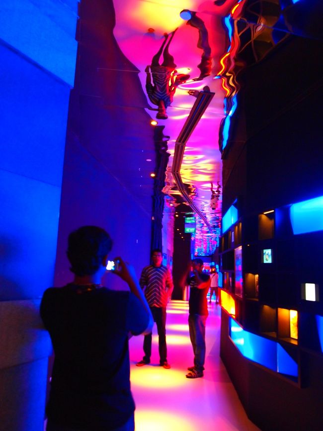 何だかよくわからないけど派手な道（←）を進み…